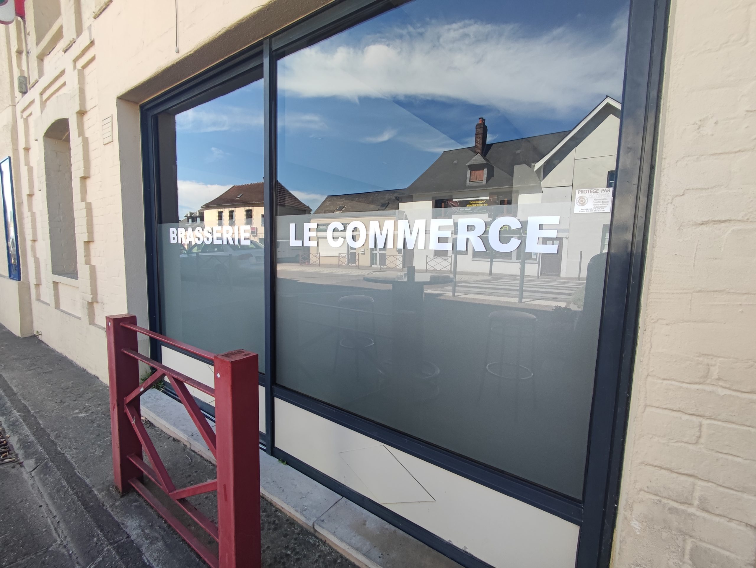 Lettres découpées + dépoli intérieur Brasserie du commerce