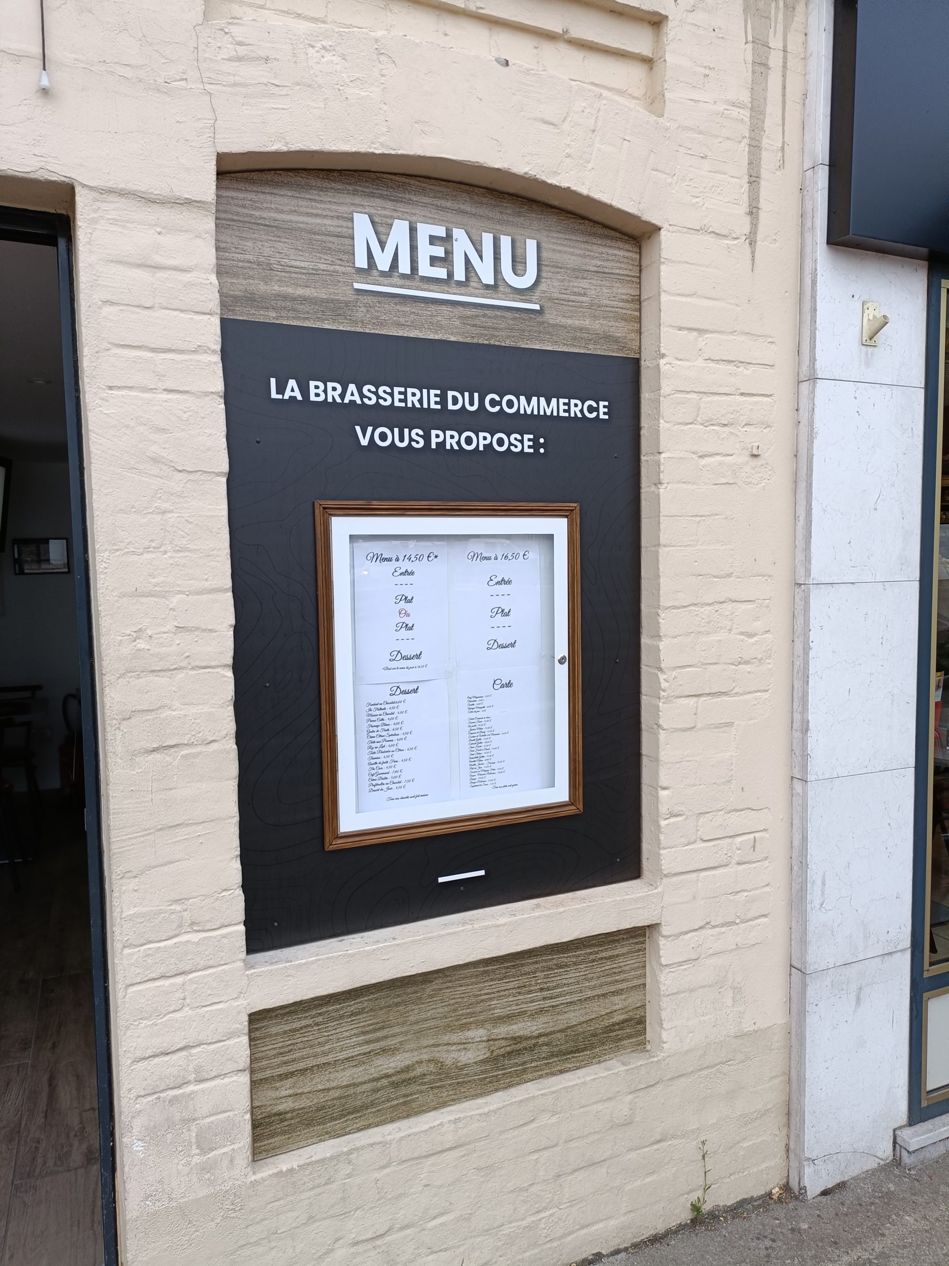 Panneau mural personnalisé pour la Brasserie du Commerce, ambiance chaleureuse et conviviale