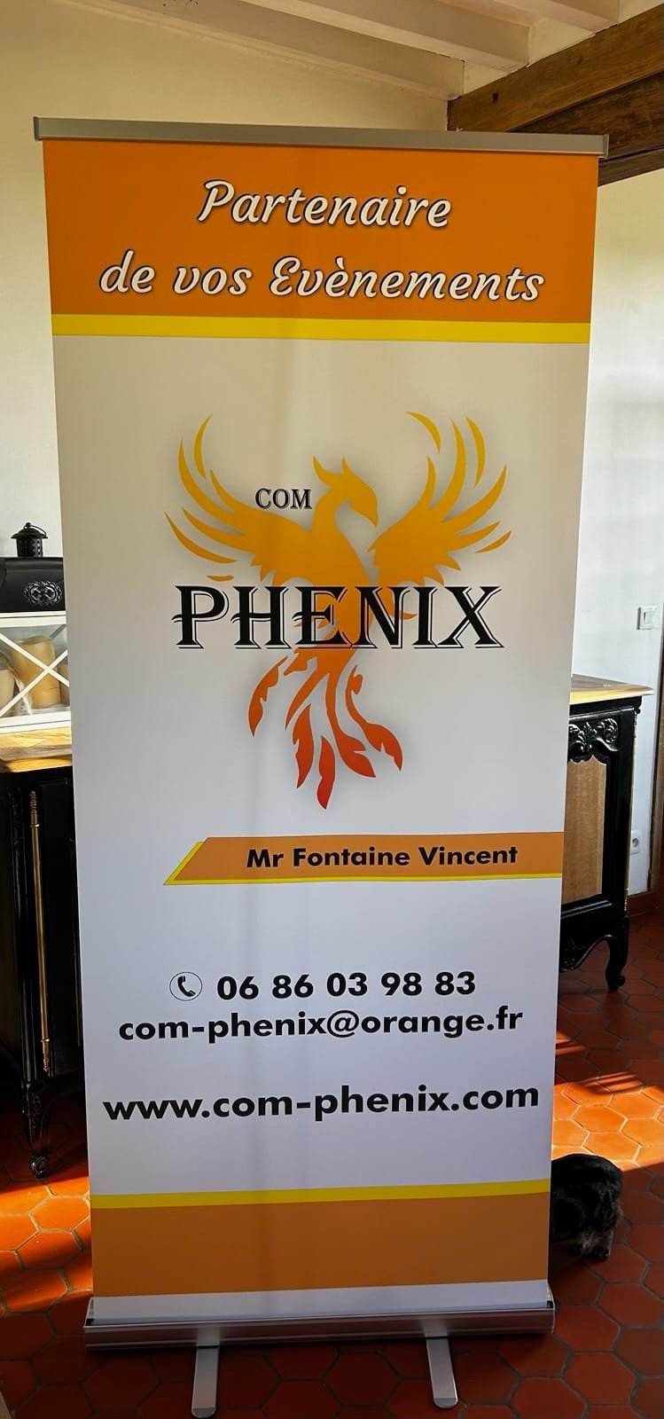 Roll-up personnalisé de Com Phenix, communication dynamique et impactante